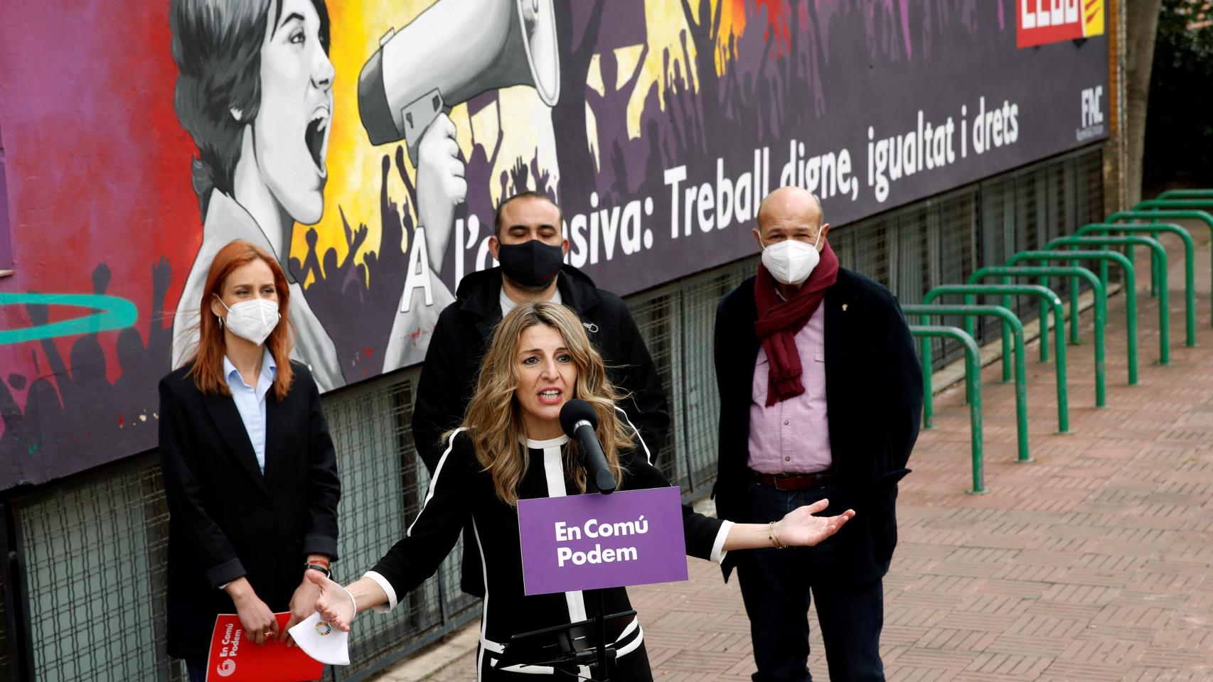 La ministra de Trabajo, Yolanda Díaz, en un acto de campaña de En Comú Podem, este miércoles ante la sede de CCOO del Bajo Llobregat.