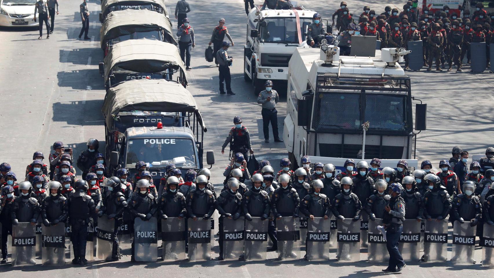 Antidisturbios en las calles de Rangún ante las protestas contra el golpe de Estado en Birmania.