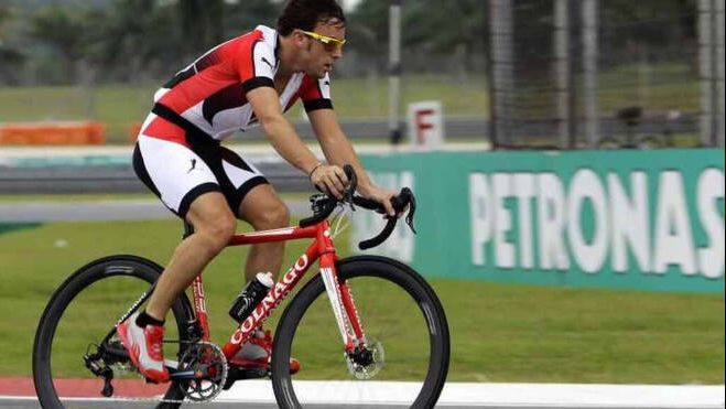 Fernando Alonso montando en bici en una imagen de archivo
