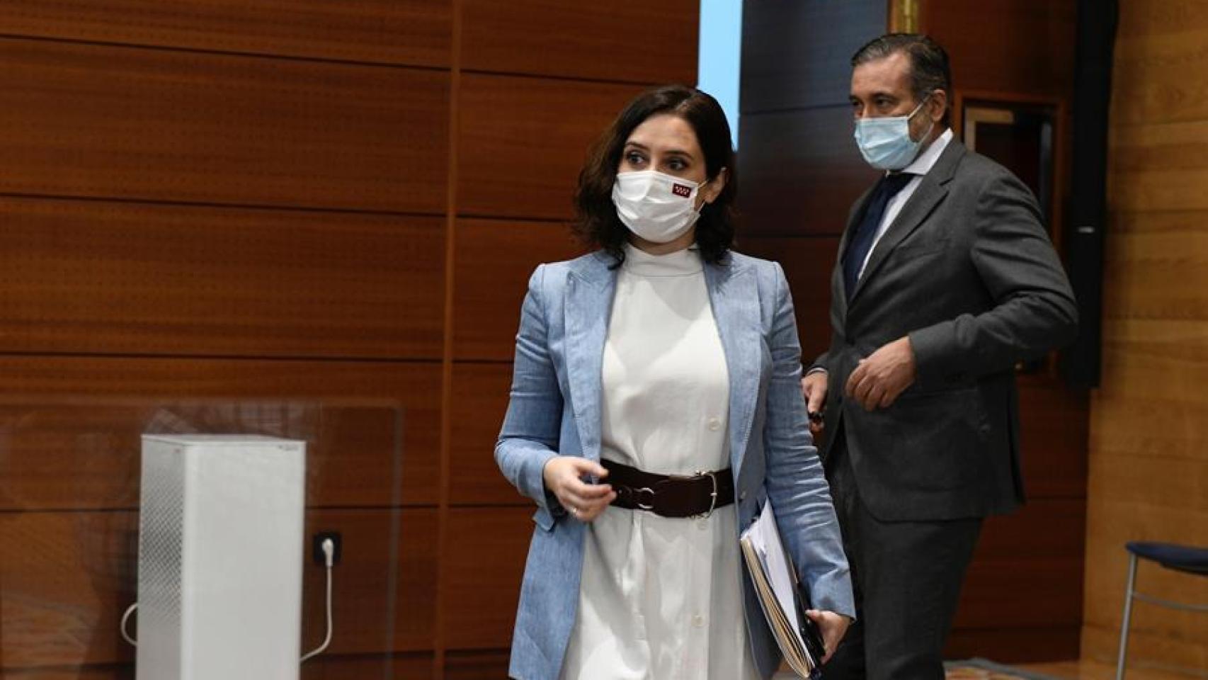 La presidenta de la Comunidad de Madrid, Isabel Díaz Ayuso, y el consejero de Justicia, Enrique López, en la Asamblea. Efe