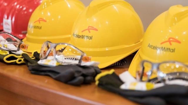 Cascos con el logo de ArcelorMittal.
