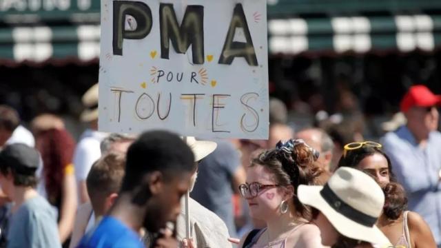 Manifestantes a favor de la ampliación de la reproducción asistida durante el del día del Orgullo de 2019 en París.