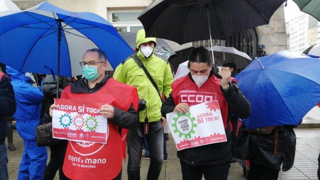 La protesta de CCOO y UGT, hoy, ante la Delegación del Gobierno.
