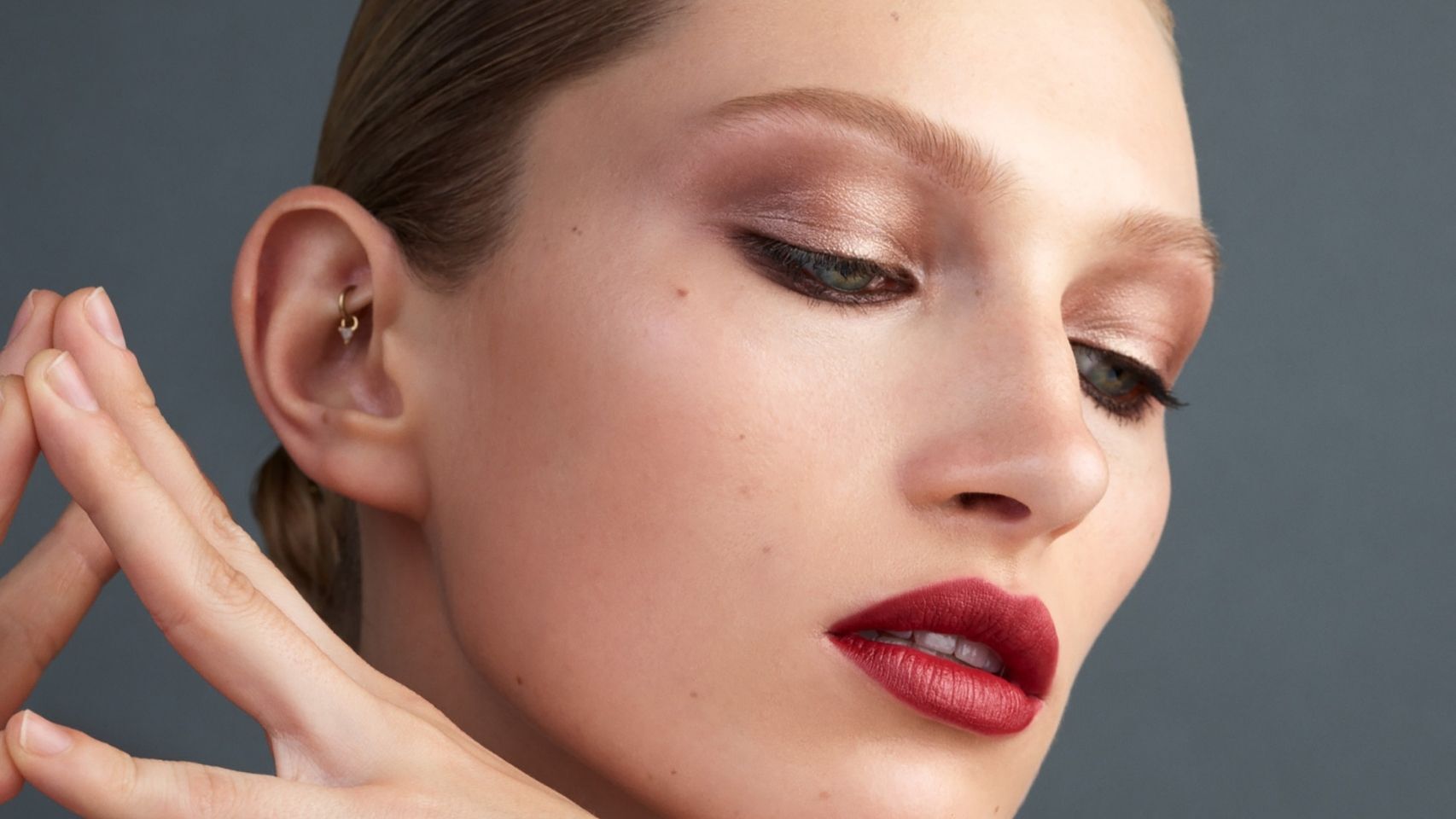 Gucci Westman y sus 10 claves de maquillaje que favorecen a todos los rostros.