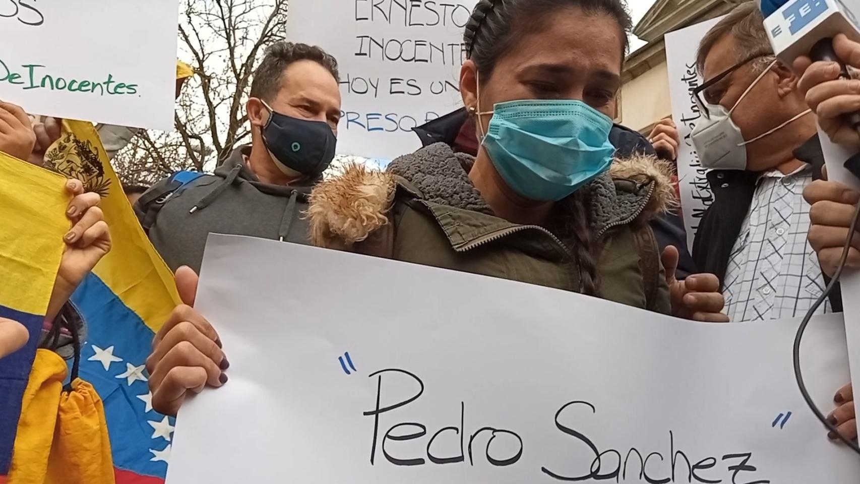Cismary Marcano, esposa de Luis Quintero, reclama que no sea extraditado, ayer a las puertas del Supremo.