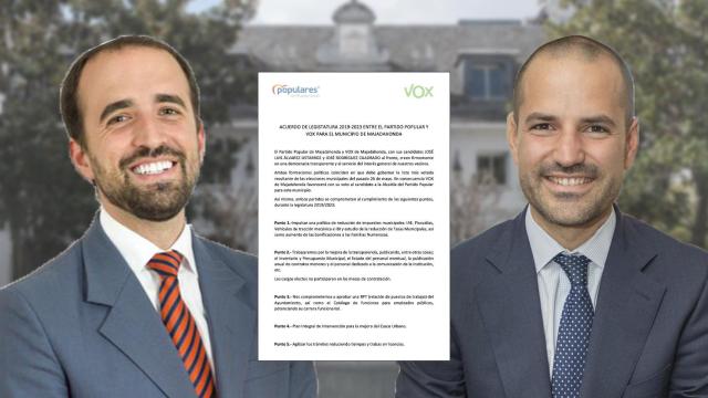 El alcalde de Majadahonda, José Luis Álvarez (d), y el líder de Vox municipal, José Rodríguez.