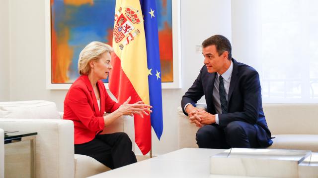 Úrsula Von der Leyen, presidenta de la Comisión Europea, y Pedro Sánchez, presidente de España.