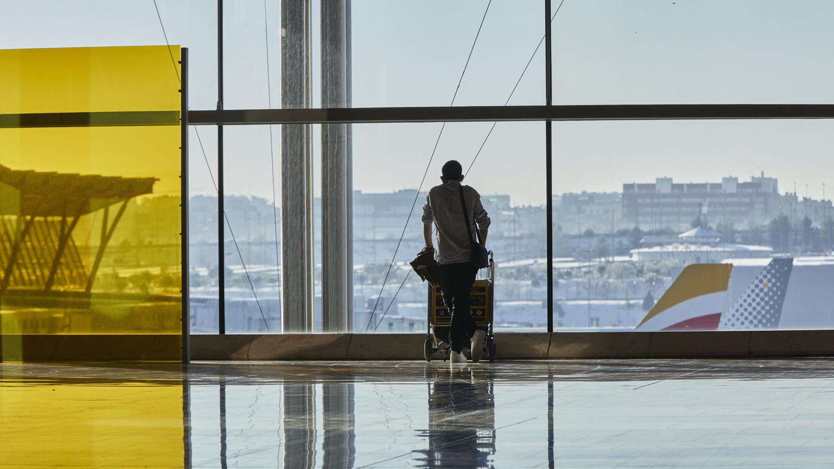 Un pasajero espera en una terminal del aeropuerto madrileño.