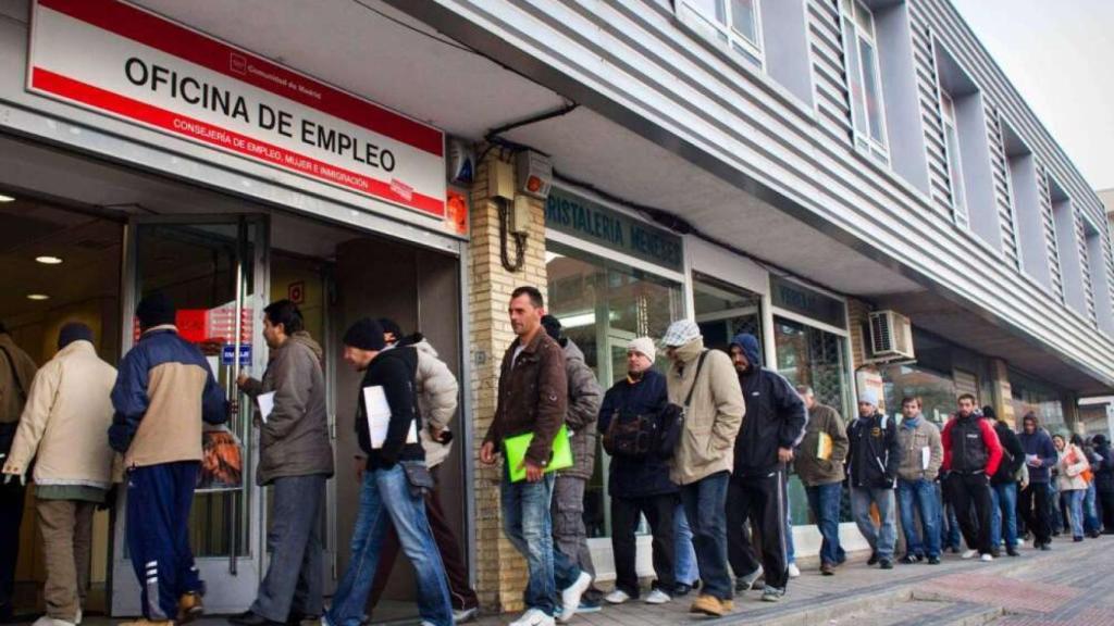 Cola en una oficina de empleo del INEM.