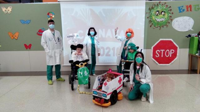 Los trabajadores esenciales protagonizan el carnaval de Aspace Coruña.