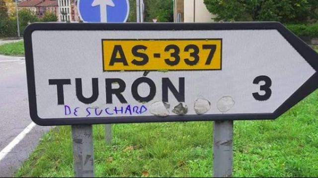 Una de las intervenciones en la señalética de Turón.