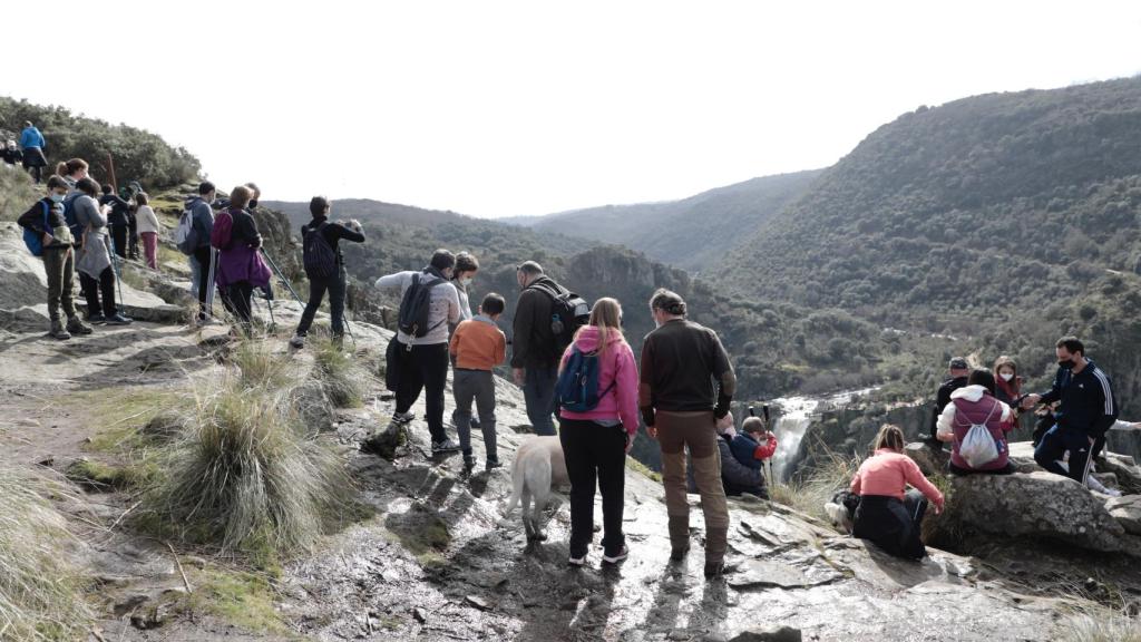 Multitud de salmantinos disfrutan de la belleza del Pozo de los Humos 5