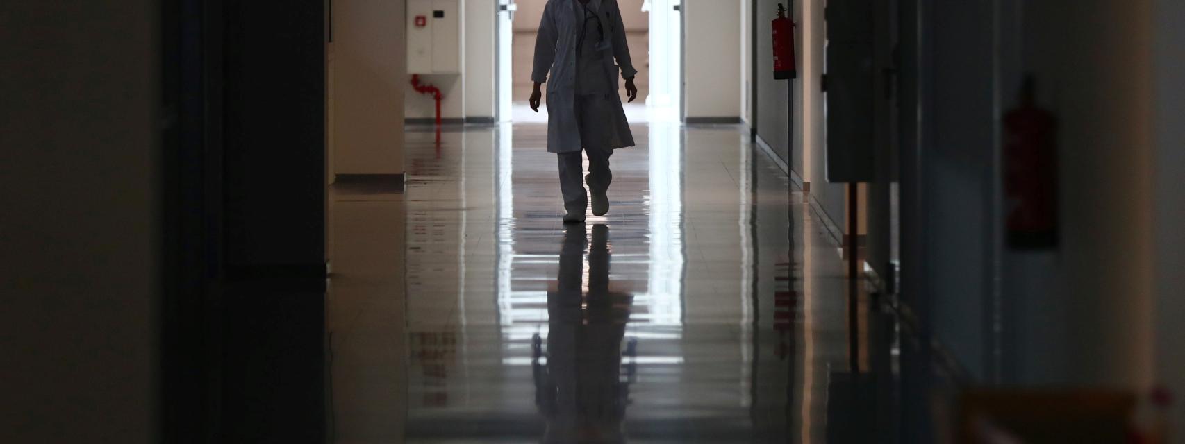 Una profesional sanitaria en el Hospital Isabel Zendal, en Madrid.