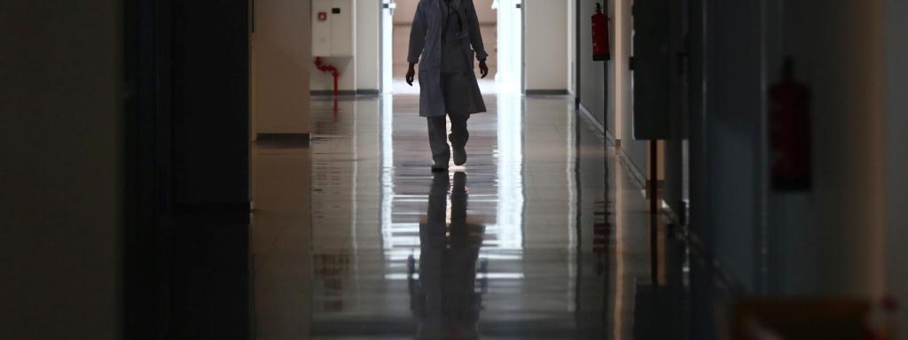 Una profesional sanitaria en el Hospital Isabel Zendal, en Madrid.