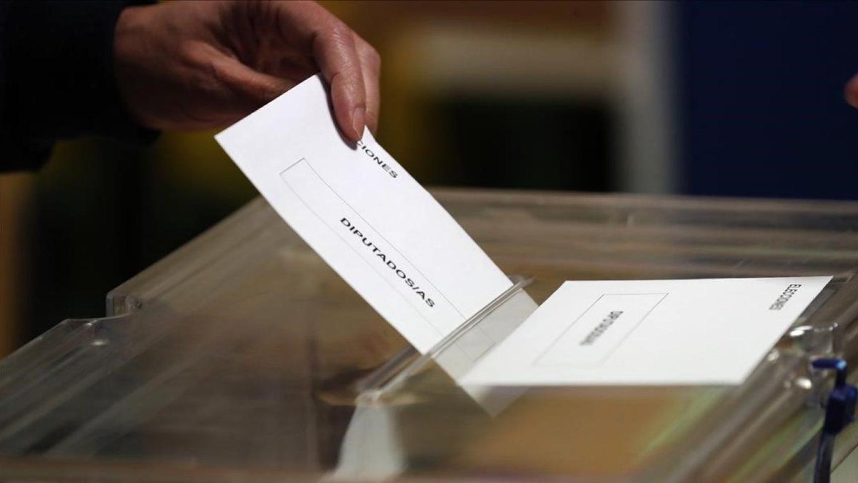 Una persona votando en anteriores elecciones.