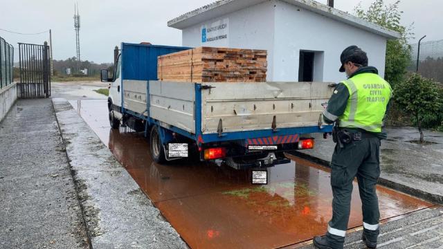 El camión ligero de baja temporal y con exceso de masa.