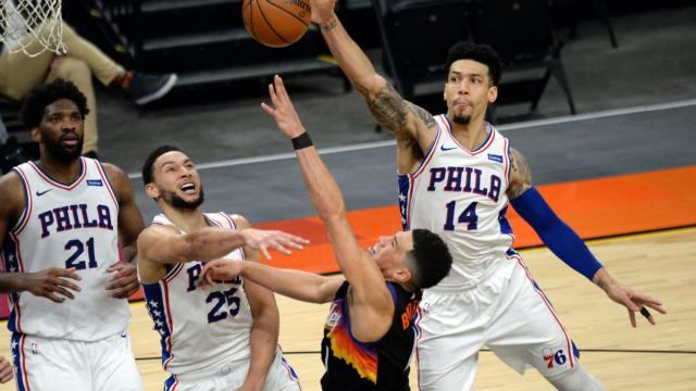 Devin Booker, anotando por encima de Ben Simmons