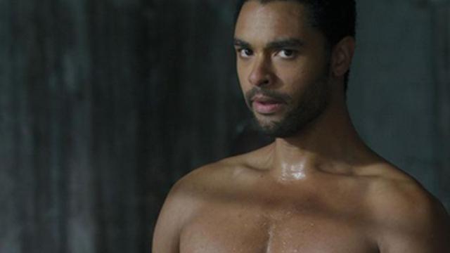 Regé-Jean Page, el Duque de Hastings, en un momento de Los Bridgerton