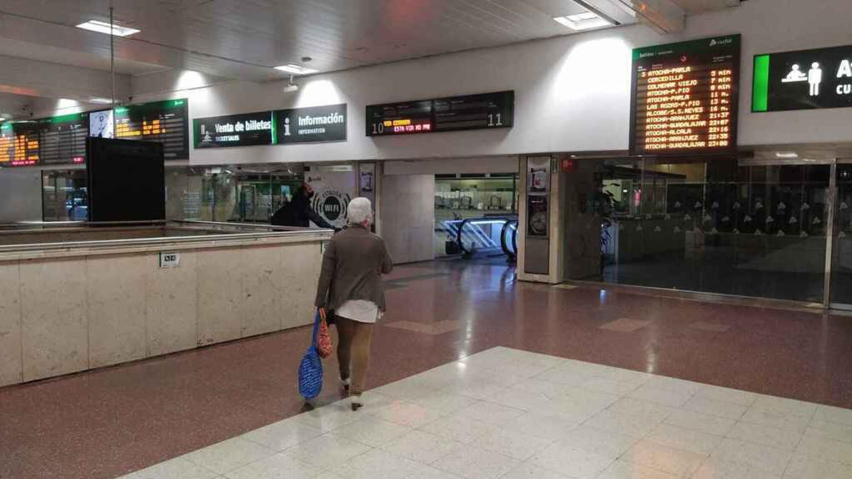 Una viajera que se dirige al andén a coger su tren.