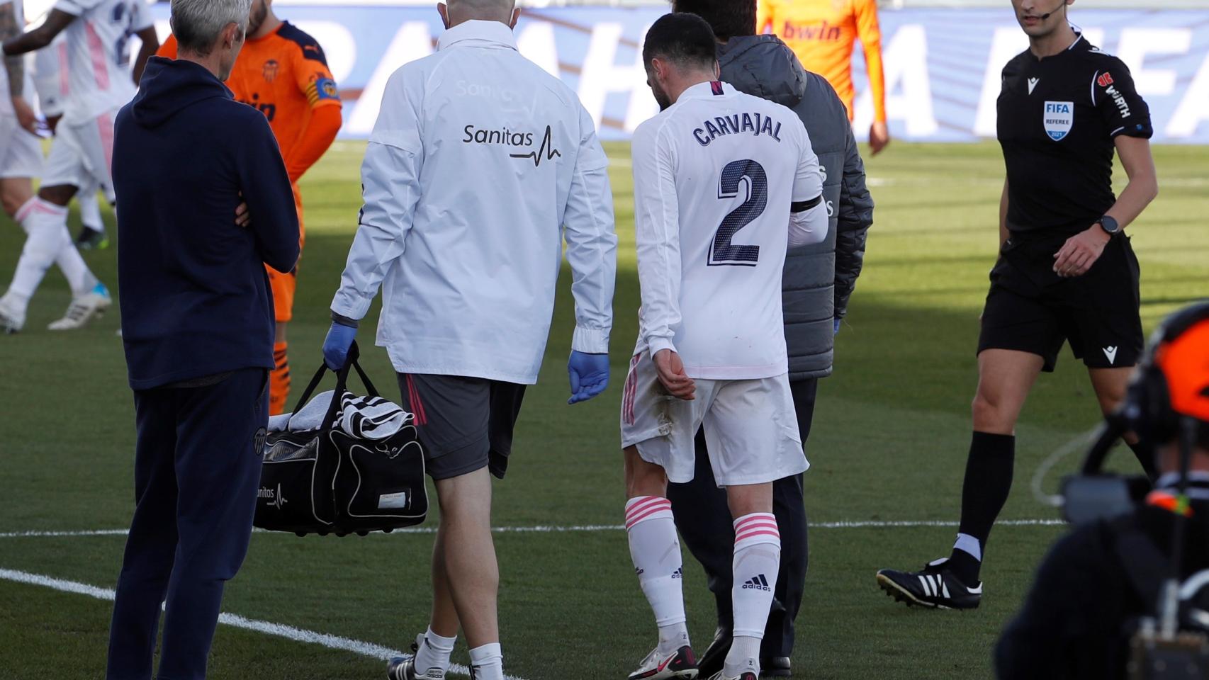 Dani Carvajal se retira lesionado del Estadio Alfredo Di Stéfano