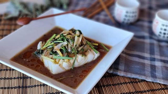 Bacalao estilo chino, una receta al vapor con salsa de soja y jengibre
