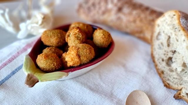 Aceitunas rellenas de carne, una receta italiana de aperitivo