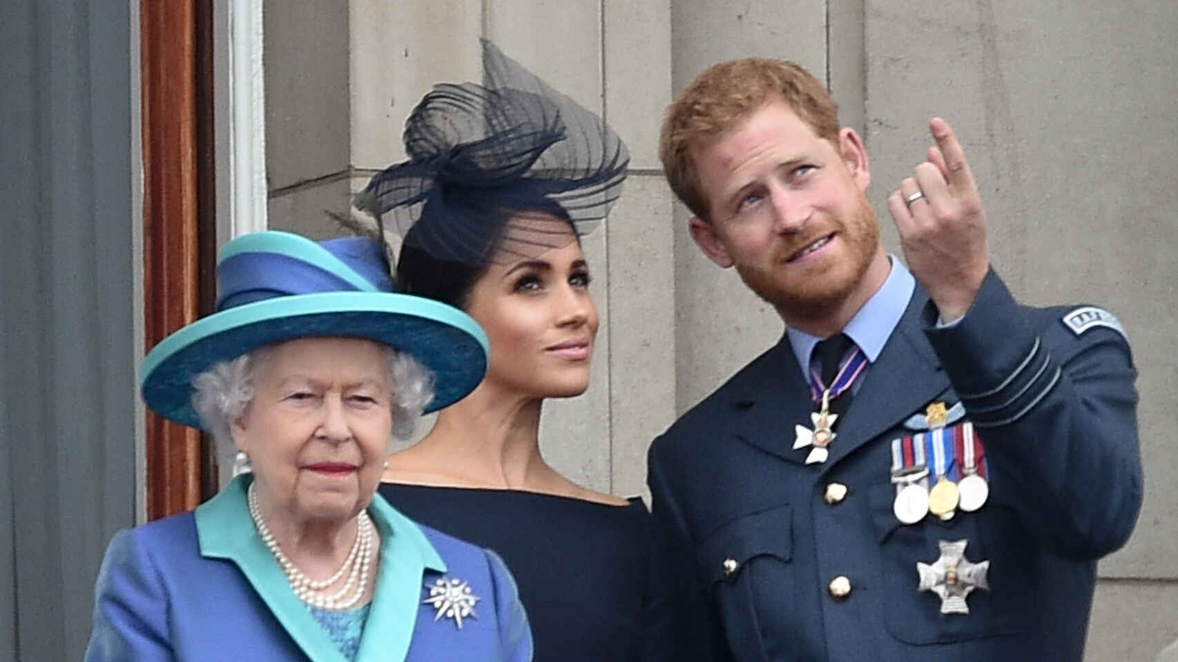 Isabel II, Meghan Markle y el príncipe Harry de Inglaterra.