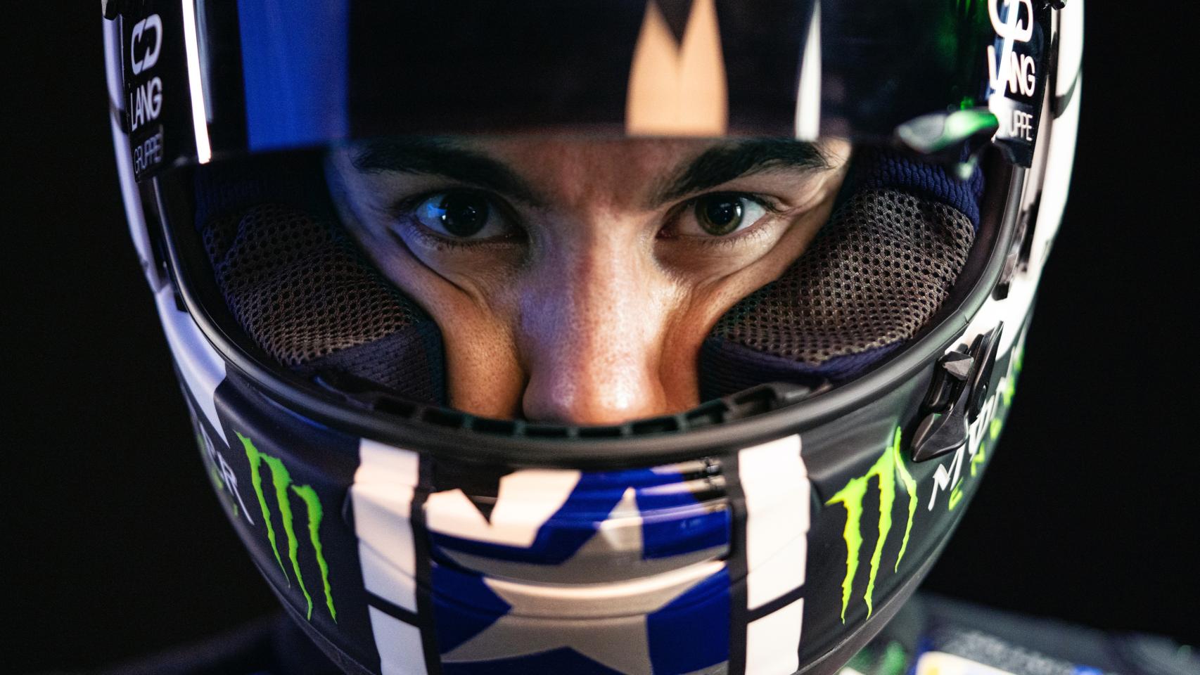 Maverick Viñales debajo de su casco. Foto: Twitter (@YamahaMotoGP)