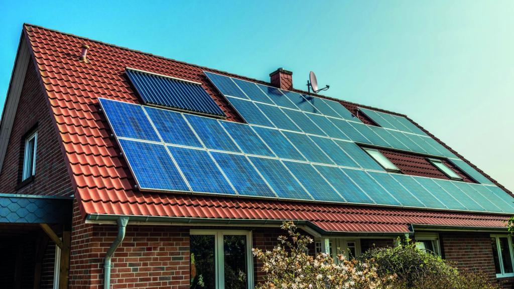 Placas solares en el tejado de una casa.