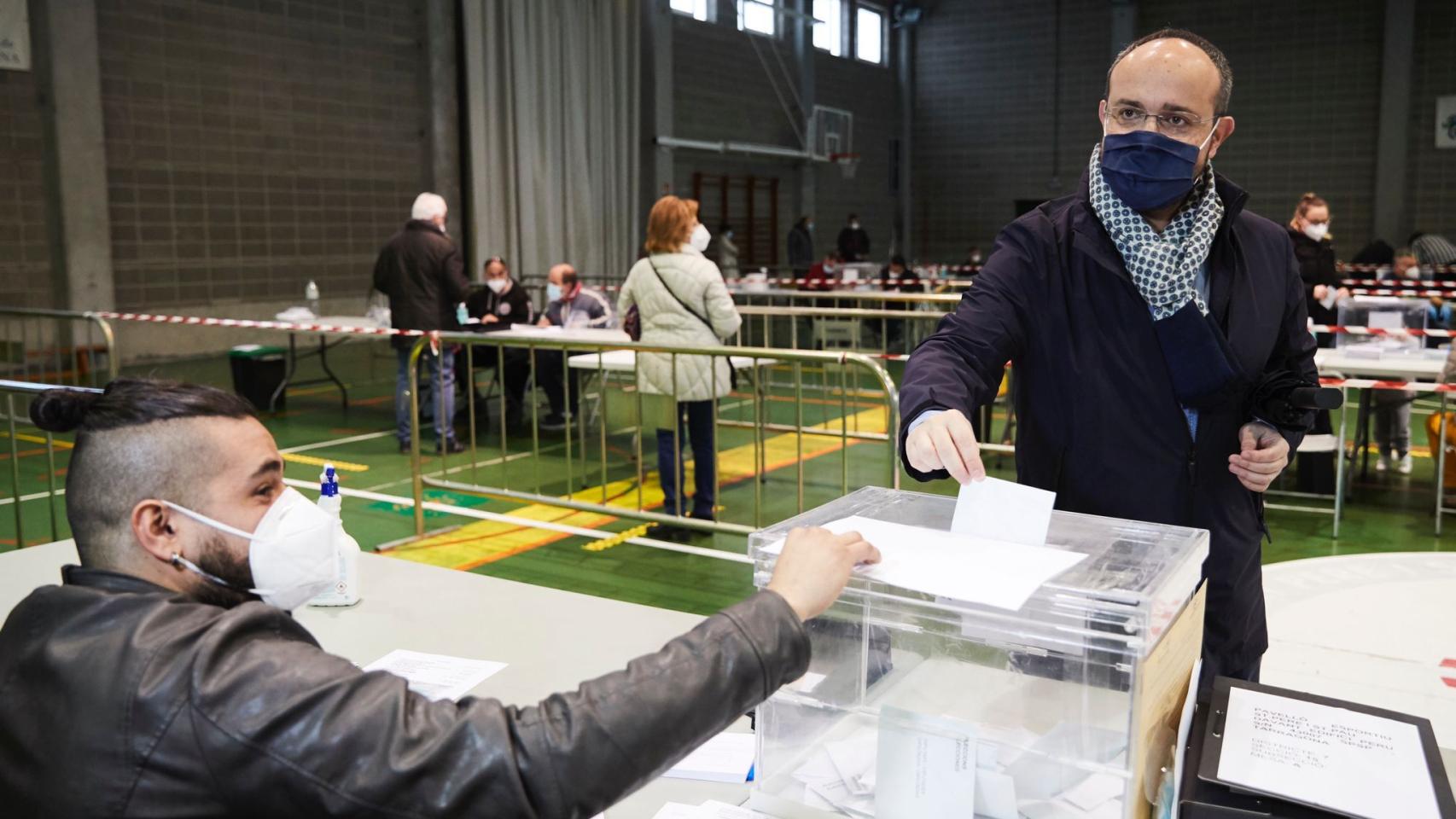 Fernández votando este domingo con el famoso pañuelo al cuello.