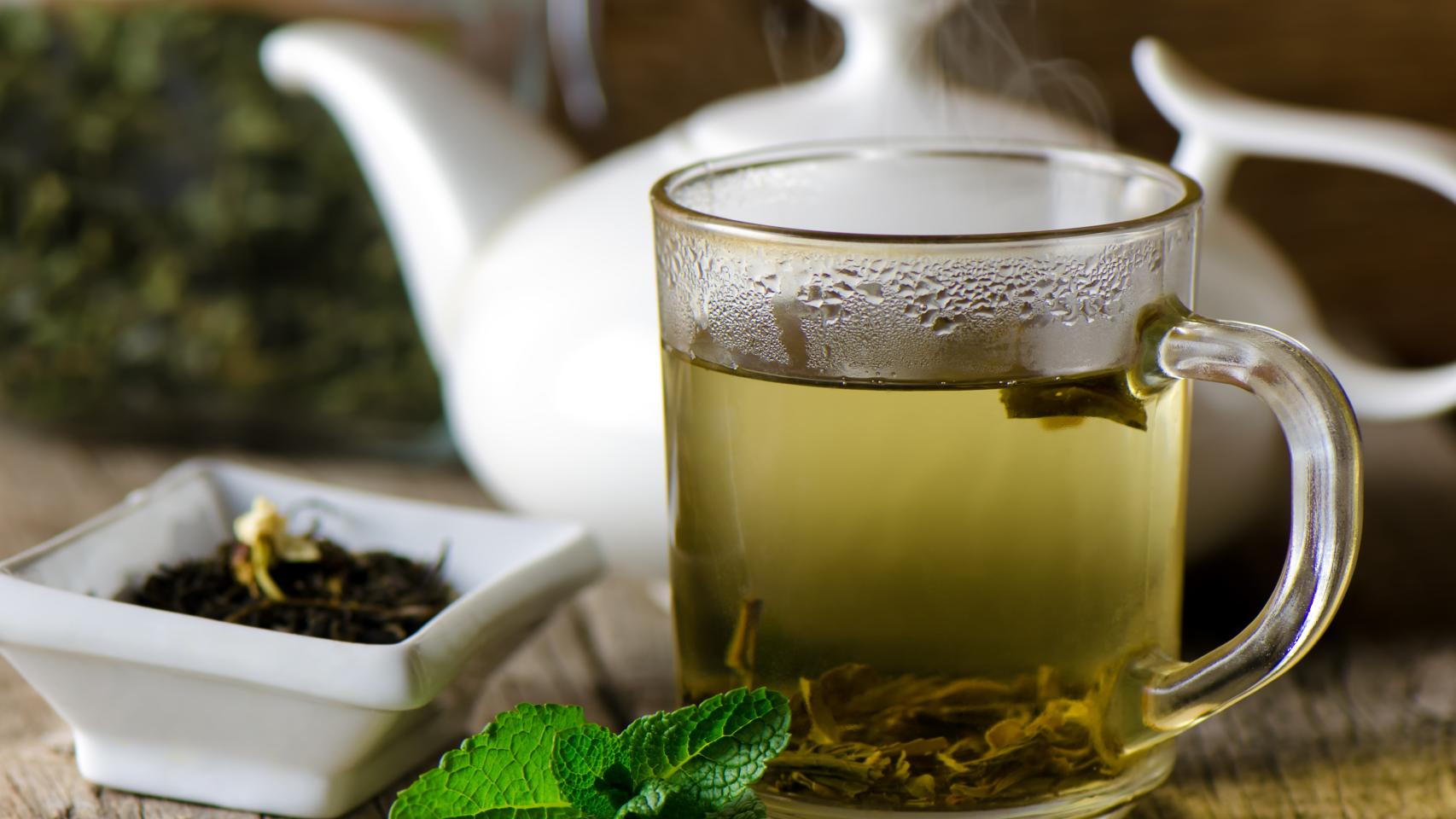Una taza que contiene té verde.