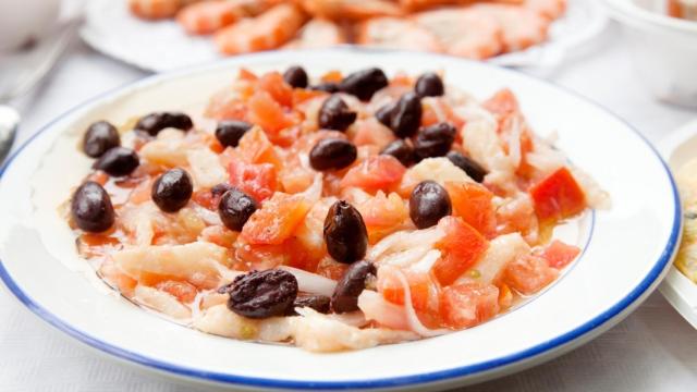 Ensalada de tomate y bacalao, receta fácil de esqueixada catalana