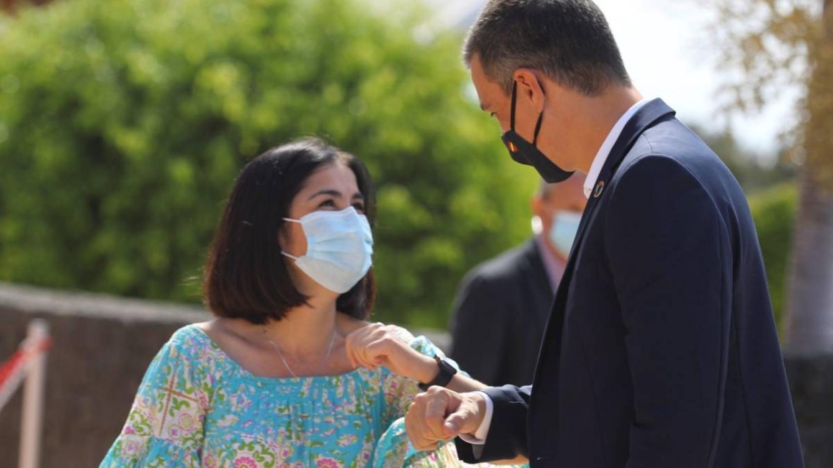 Carolina Darias, ministra de Sanidad, y Pedro Sánchez, presidente del Gobierno.