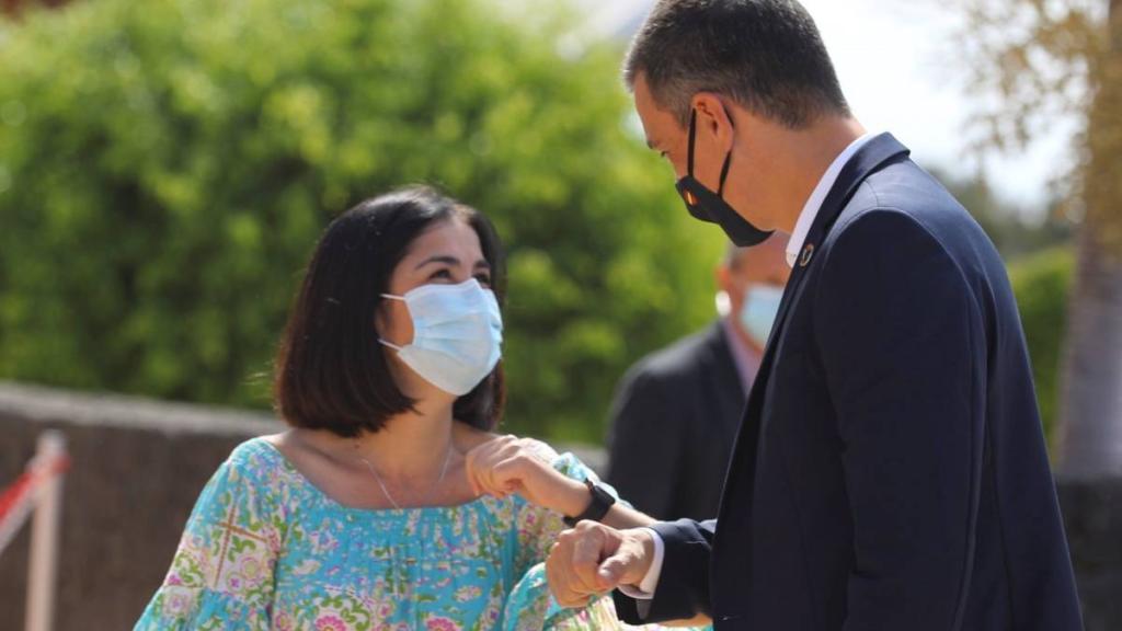 Carolina Darias, ministra de Sanidad, y Pedro Sánchez, presidente del Gobierno.