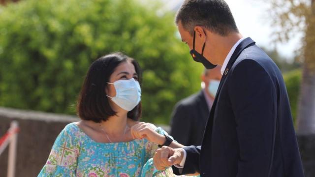 Carolina Darias, ministra de sanidad, y Pedro Sánchez, presidente del Gobierno.