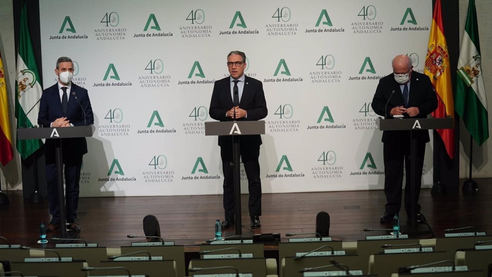 Los consejeros de Presidencia, Salud y Hacienda, Elías Bendodo, Jesús Aguirre y Juan Bravo.