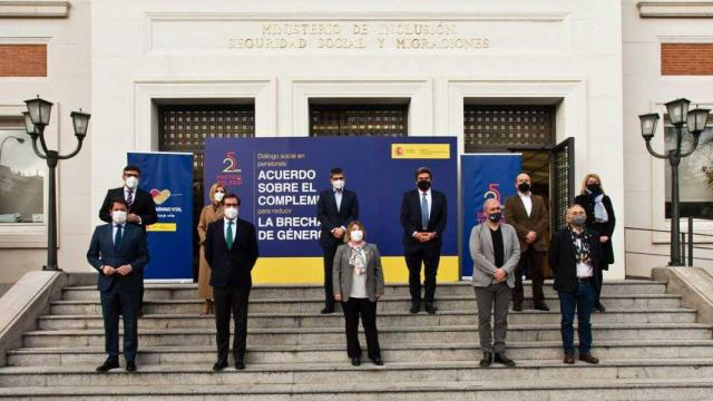 Agentes sociales y la cúpula del Ministerio de Inclusión, Seguridad Social y Migraciones.