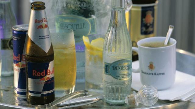 Bebidas energéticas listas para ser consumidas.