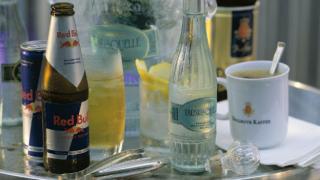 Bebidas energéticas listas para ser consumidas.