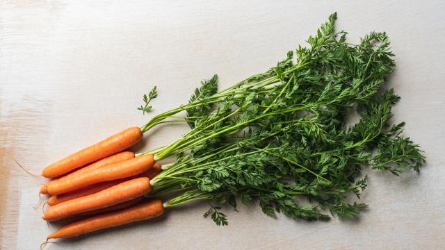 Un manojo de zanahorias.