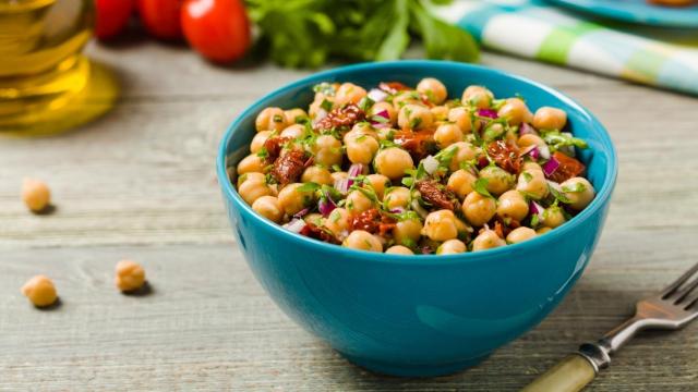 Garbanzos con vinagreta de tomates secos, receta lista en 5 minutos