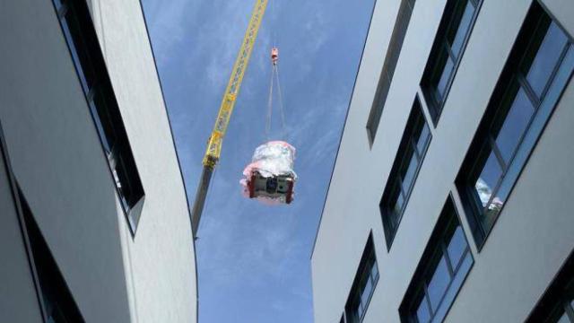 Una enorme grúa ha sido necesaria para depositar el acelerador en el hospital de Toledo