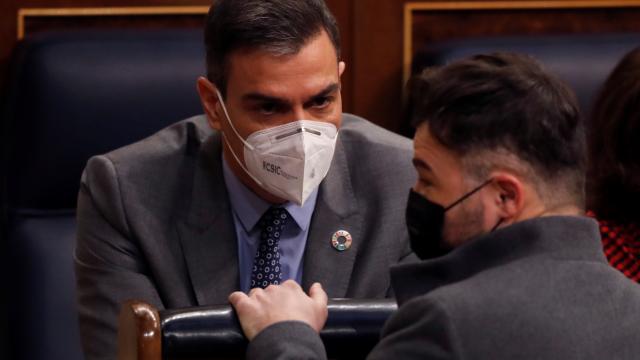 Pedro Sánchez, presidente del Gobierno, conversa con Gabriel Rufián, portavoz de ERC en el Congreso.