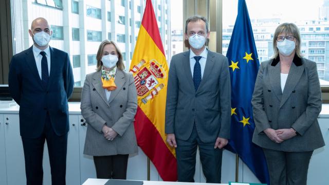 Sergio Muñoz, director del Departamento de Innovación, Salud Digital y Tecnologías Emergentes de Fenin; Margarita Alfonsel, secretaria general de Fenin; Pedro Duque, ministro de Ciencia; y Mª Luz López-Carrasco, presidenta de Fenin.