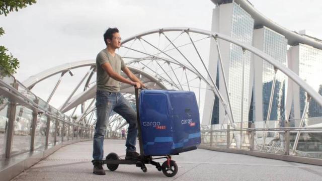 El Mimo C1 es un patinete eléctrico que se convierte en un carro de mano.