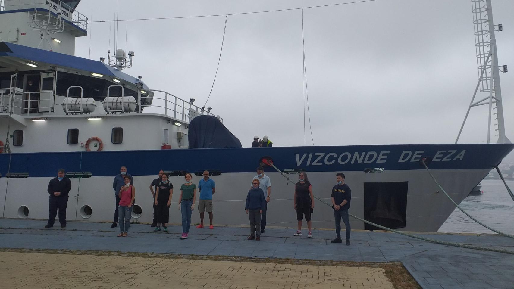 El equipo de investigación antes de subir a bordo del Vizconde de Eza.