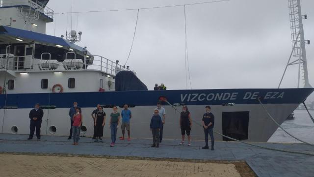 El equipo de investigación antes de subir a bordo del Vizconde de Eza.