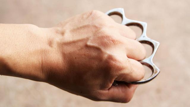 Detienen en Vigo una pelea de dos jóvenes en la que uno portaba un puño americano