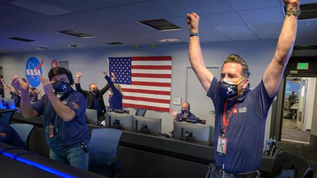 Técnicos de la NASA celebrando la llegada del Perseverance