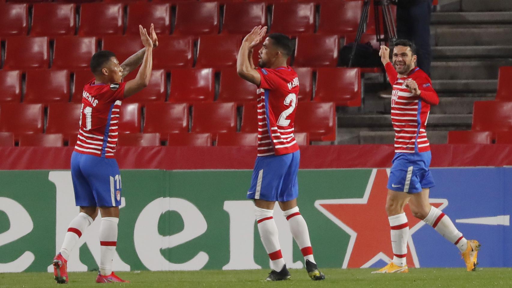 Los jugadores del Granada celebran un gol